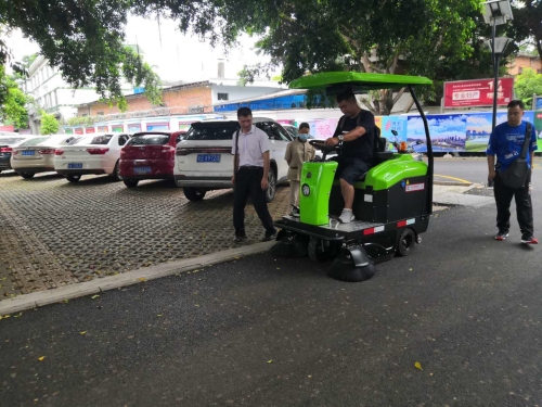 廣西物業(yè)小區(qū)用電動掃地車清掃落葉垃圾