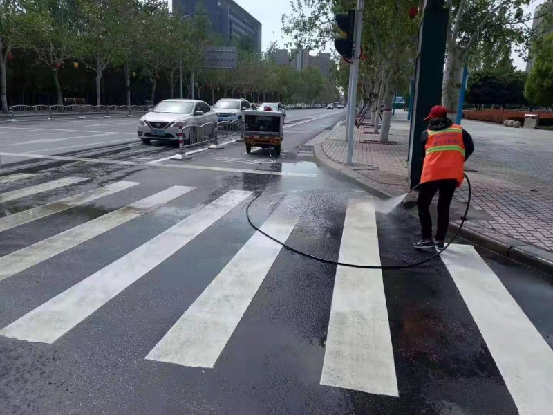 外圍廣場路面沖洗用三輪高壓沖洗車