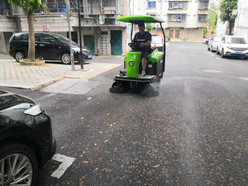 駕駛式掃地車